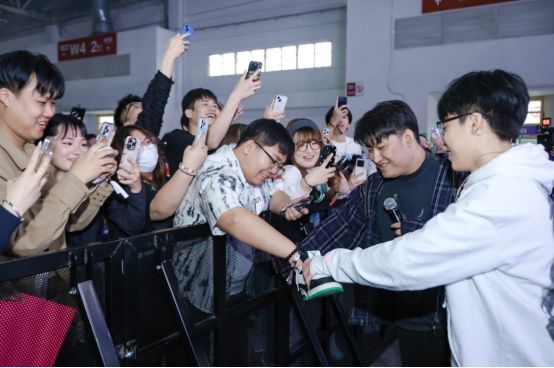 《虚拟偶像与电竞结合，开启行业新模式》的简单介绍