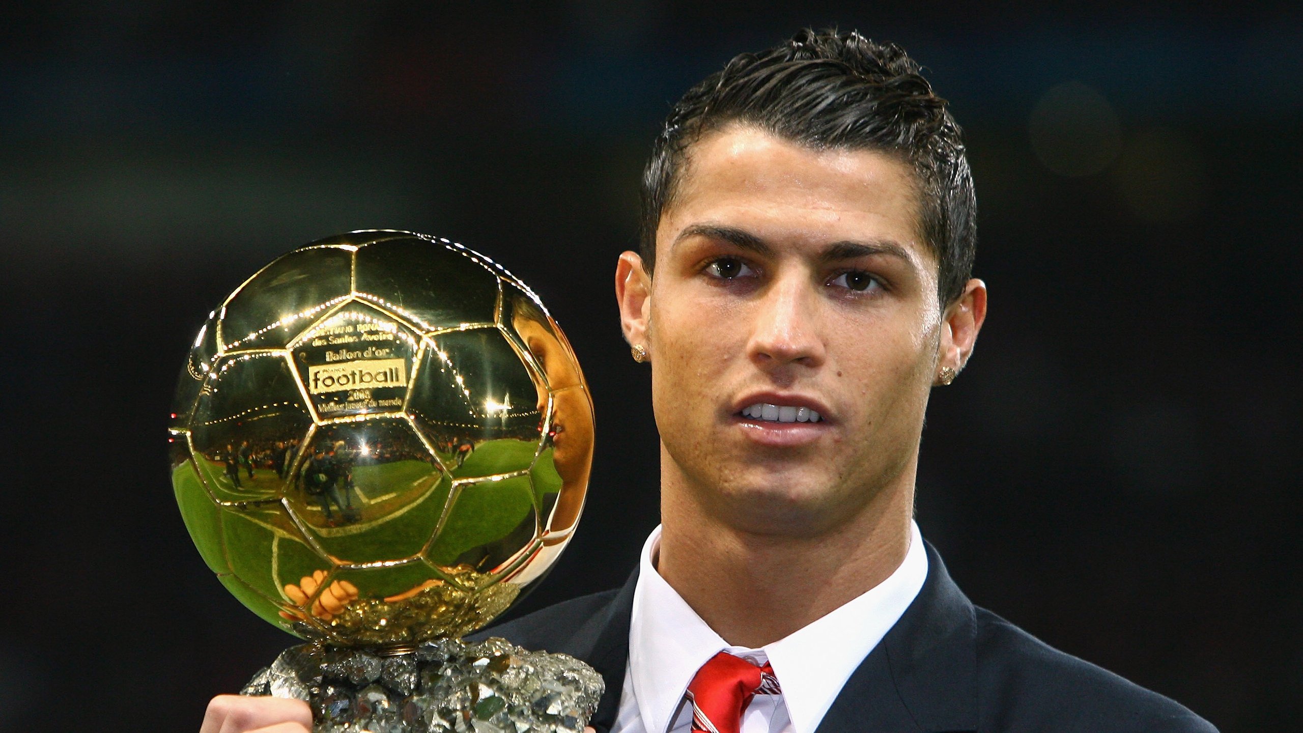 俱乐部与球迷关系互动形式单一